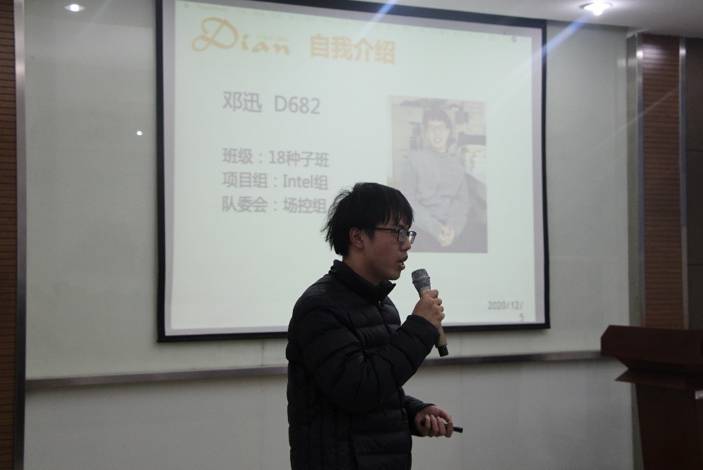 图13 邓迅同学进行年度热心队员评选.jpg